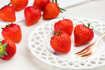 新鮮な苺がテーブルに並ぶ