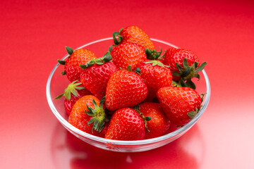 赤色の背景にたくさんの苺