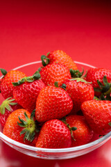 赤色の背景にたくさんの苺
