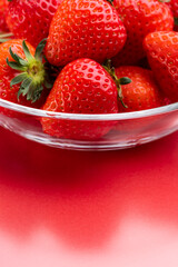 赤色の背景にたくさんの苺