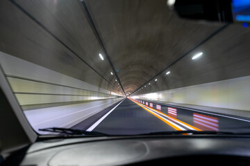 高速道路 トンネル 運転 注意 事故 危険 安全 居眠り
