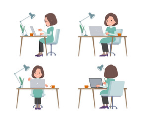 PCでデスクワークをしているチュニック中年女性のセット