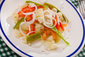 Appetizing salad with cauliflower, white onion and bell pepper
