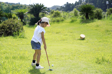 パターゴルフをする幼児(5歳児)
