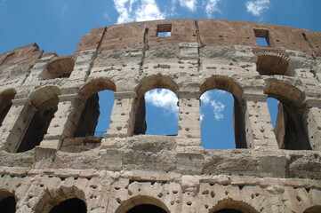 푸른 하늘과 로마 콜로세움, Blue skies and the Roma Colosseum.