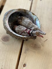 Sauge Fumigation dans une Conque