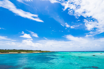 Fototapeta premium 沖縄 宮古諸島 下地島の１７エンド ありえないほど美しい海と幻のビーチ