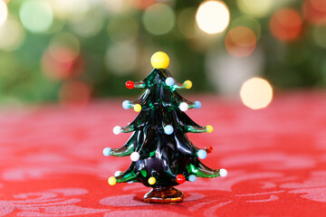 Mundgeblasener Glasweihnachtsbaum vor weihnachtlichem Hintergrund