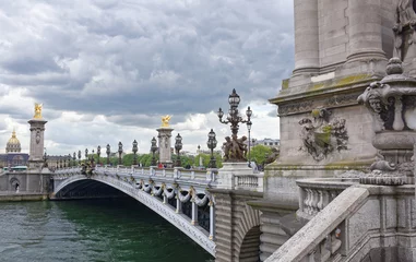 Cercles muraux Pont Alexandre III  View of the Pont Alexandre lll. On the bridge are pedestrians and cars