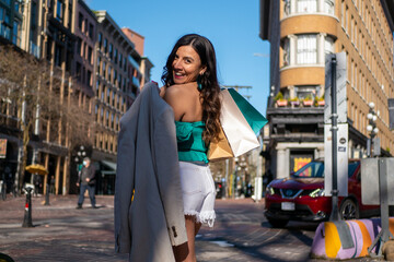 Plakat バンクーバーのガスタウンでショッピングをして後ろを振り向く美人の３０代メキシコ人女性