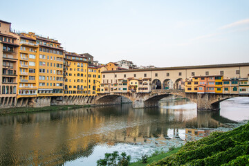Obraz premium Houses along the Arno River, in Florence, Italy