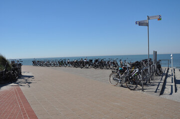 Die Strandpromenade am Nordstrand Norderney: viele abgestellte Fahrräder an der Küste. 