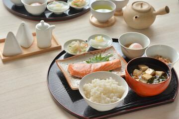 和朝食　鮭の塩焼き　豆腐の味噌汁
