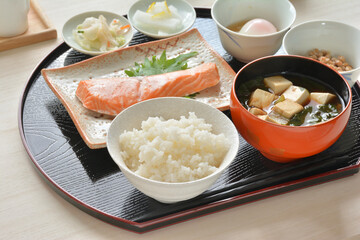 和朝食　鮭の塩焼き　豆腐の味噌汁
