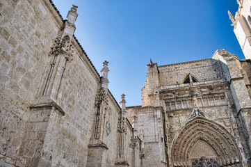 Fototapeta na wymiar Arquitectura y muro catedral gótica de Palencia, Castilla y León, España