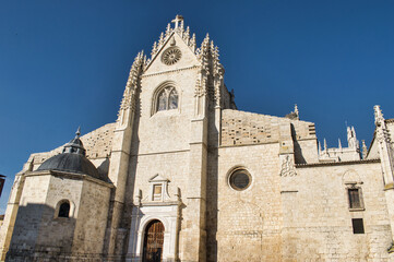 Fototapeta na wymiar Fachada occidental catedral de Palencia, de estilo románico y gótico siglo XIV, España