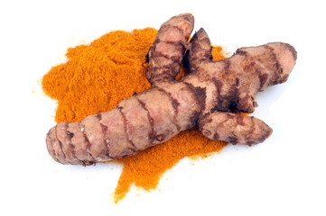 Curcuma frais et curcuma en poudre en gros plan sur fond blanc