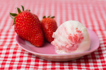 Kugel Erdbeereis mit Variegato und frischen Erdbeeren