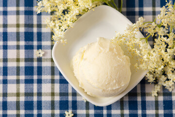 Holunderblüteneiscreme mit frischen Holunderblüten