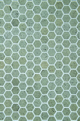 薄緑色の正六角形のタイル壁