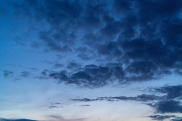 Obraz premium Blauer Wolken Himmel zur Blauen Stunde Dämmerung