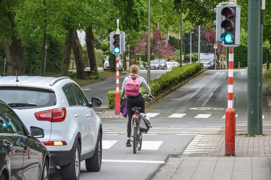 velo circulation environnement ecologie cycliste auto voiture ecolier