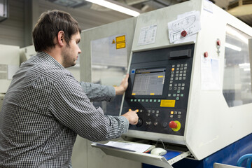 Obraz na płótnie Canvas Arbeitsvorbereiter programmiert Laseranlage in Metallbau-Firma
