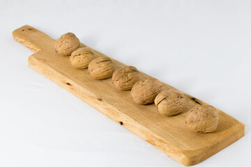 Nueces sobre tabla de madera