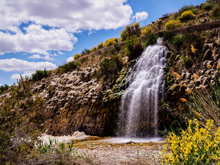 Fototapeta na wymiar Primera de las cascadas que se sitúan en la ruta de la rambla de Puca de Petrer, Alicante