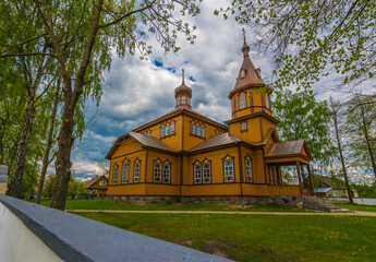 Fototapeta na wymiar beautiful historic orthodox church on a cloudy day