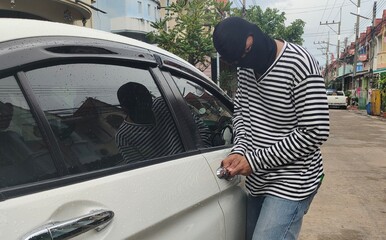 A thief wearing a veil, use the device to steal the white car.