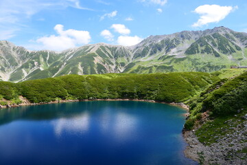 Fototapeta na wymiar 中部山岳国立公園。夏の立山、ミクリガ池。富山、日本。8月下旬。