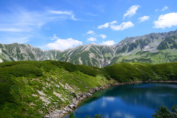 Plakat 中部山岳国立公園。夏の立山、ミクリガ池。富山、日本。8月下旬。