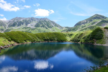 中部山岳国立公園。夏の立山、ミクリガ池。富山、日本。8月下旬。