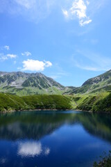Fototapeta na wymiar 中部山岳国立公園。夏の立山、ミクリガ池。富山、日本。8月下旬。