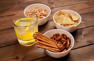 Aperitivo con patatine e noccioline
