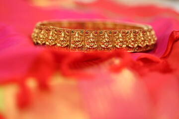 idol sculpted gold hip chain