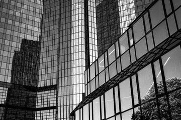 Gebäude modern mit Glasfront