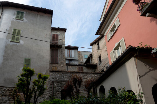 Fra le vecchie case di Varzi, provincia di Pavia, Italia