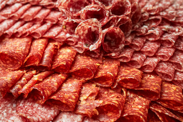 Verschiedene Salamisorten aufgeschnitten