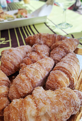 Plato con pasteles tipo susú rellenos de crema