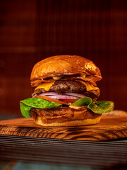 hamburguesa sobre bandeja de madera © Carlos Mendez 