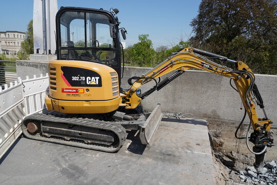 Caterpillar Cat 302.7D CR Minibagger von Zeppelin Rental auf einer Baustelle in Potsdam am 11.05.2021