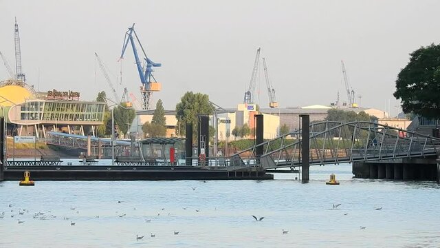 Hamburg Hafencity im Sommer am Morgen bei Sonnenaufgang mit Blick auf die Elbe Richtung Steinwerder