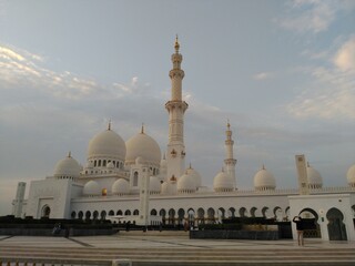 Fototapeta na wymiar Abu Dhabi's Mosque 2