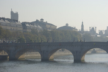 Obraz premium Matin brumeux sur la Seine à Paris, France