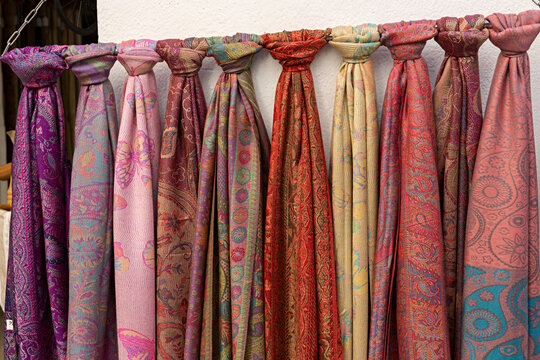 Venta de pa&ntilde;uelos de lana de mujer.