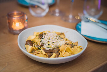 Plato de pasta fresca italiana de tagliatelle con setas