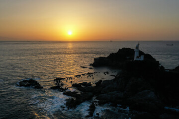 Fototapeta premium 愛媛県伊方町 夕暮れの佐田岬灯台