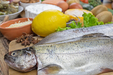 poisson frais et fromage sur une table